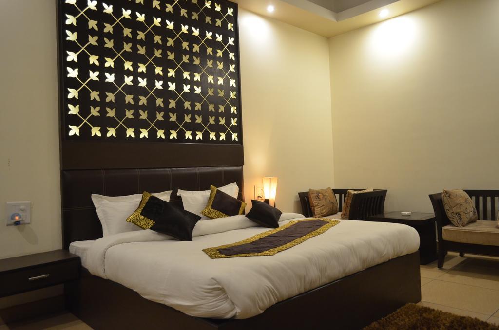 Red Orchid Hotel Мирут Стая снимка