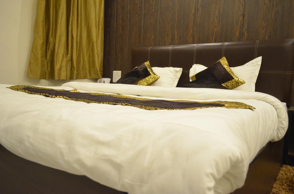 Red Orchid Hotel Мирут Стая снимка